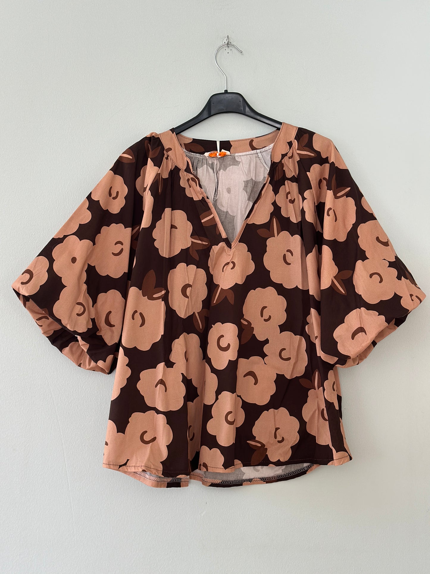 Blus ”Siri” med blommor och puffärm- Brun