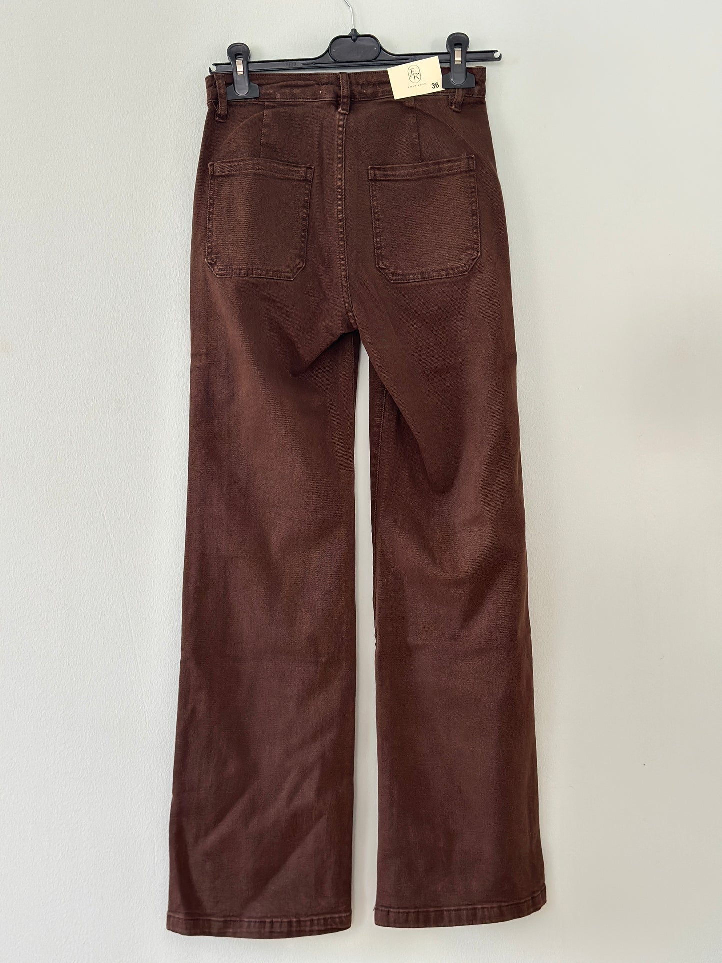 Folyrose, Jeans med små fickor framtill och guldknappar - Bruna