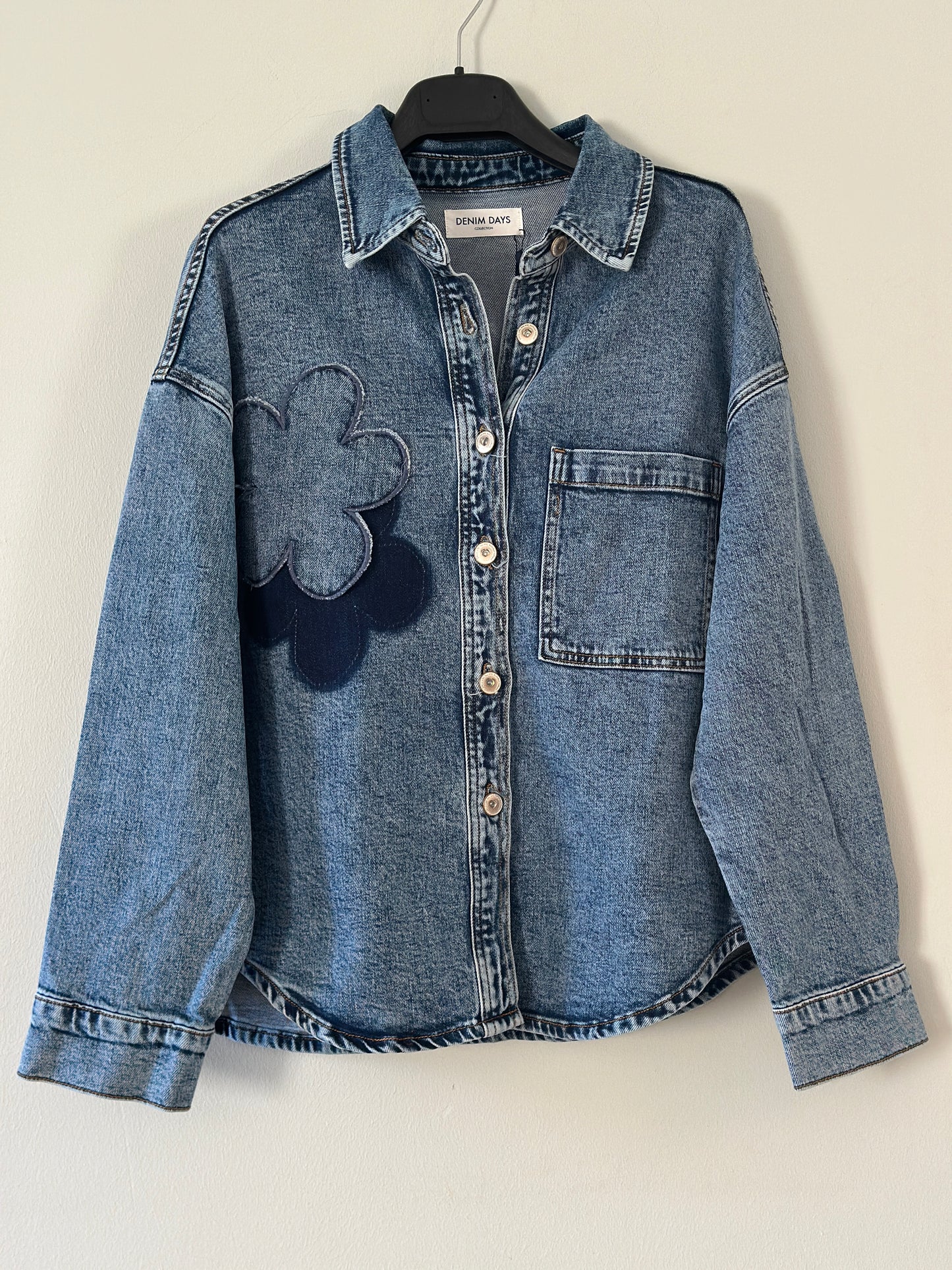 Jeansjacka med en blomma och ficka på bröstet - Denim