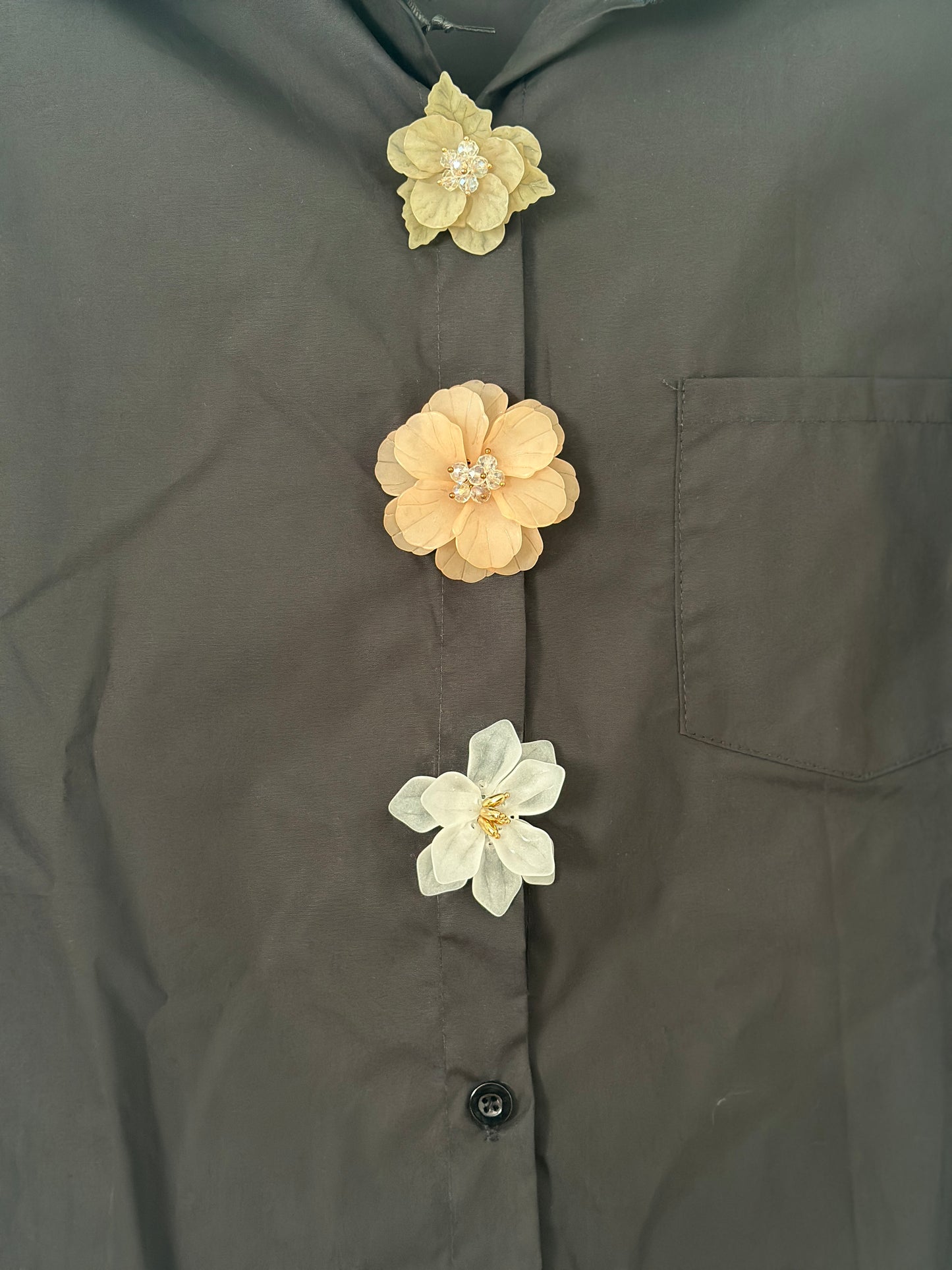 Puffärmsblus ”Elina” med blomsterknappar - Svart