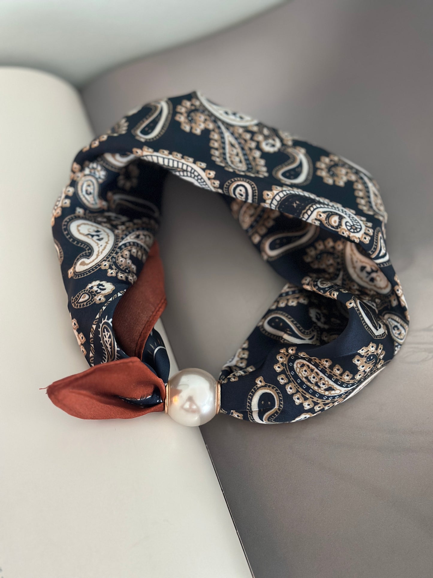 Scarfs med en pärla framtill - Olika mönster