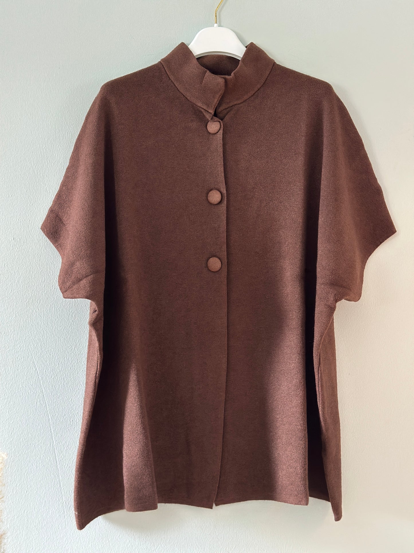 Poncho ”Michelle” med kort ärm och tre knappar framtill - Brun