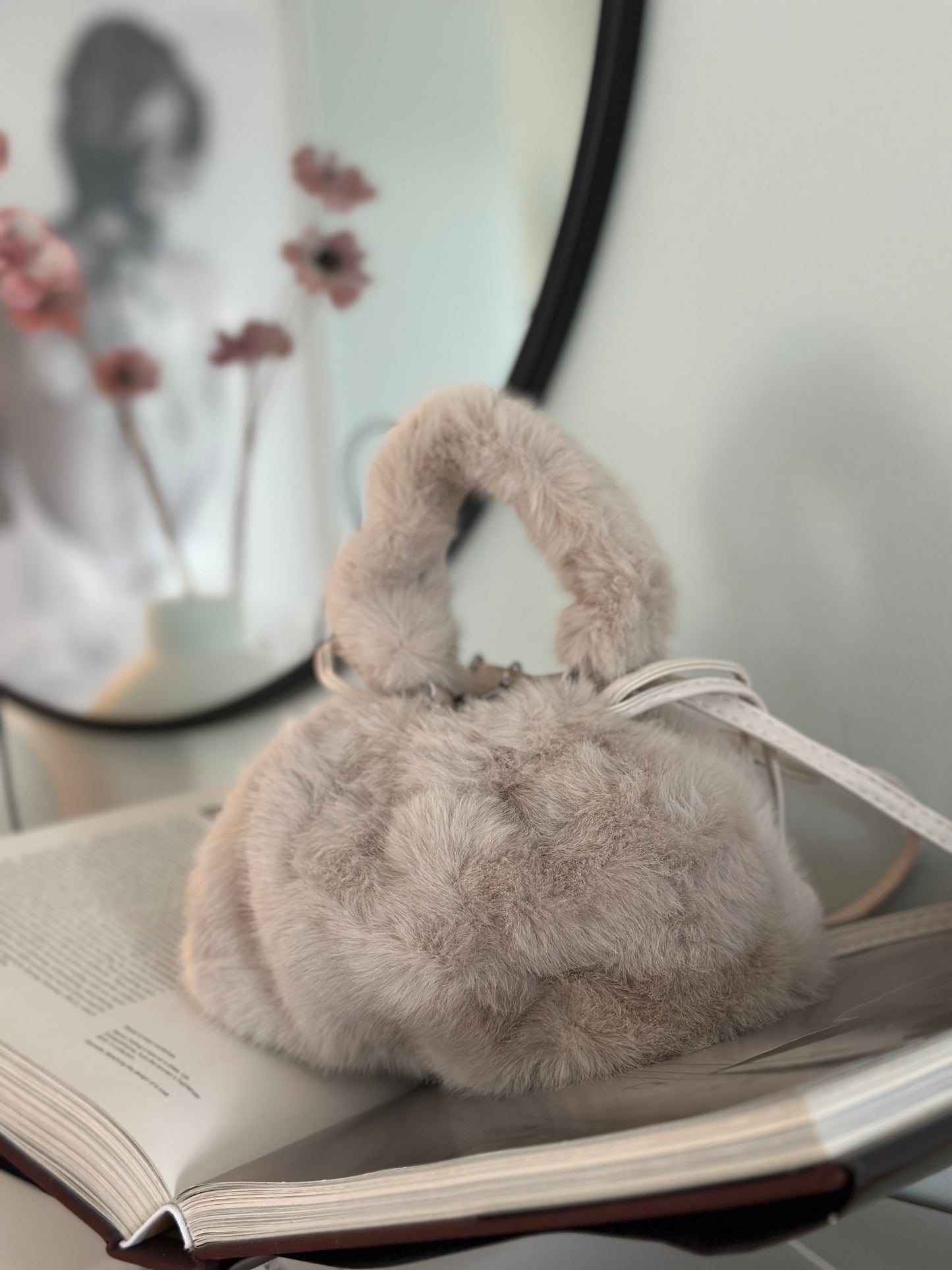 Fluffig väska med handtag och axelband - Taupe