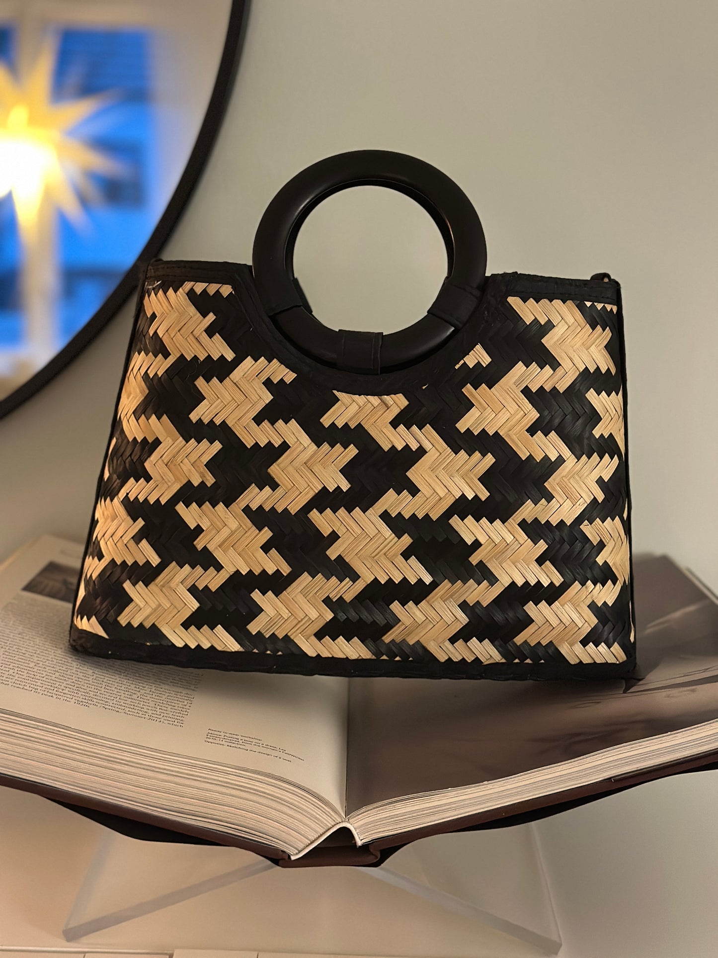 Rottingväska ”Sandra” med trähandtag - Svart