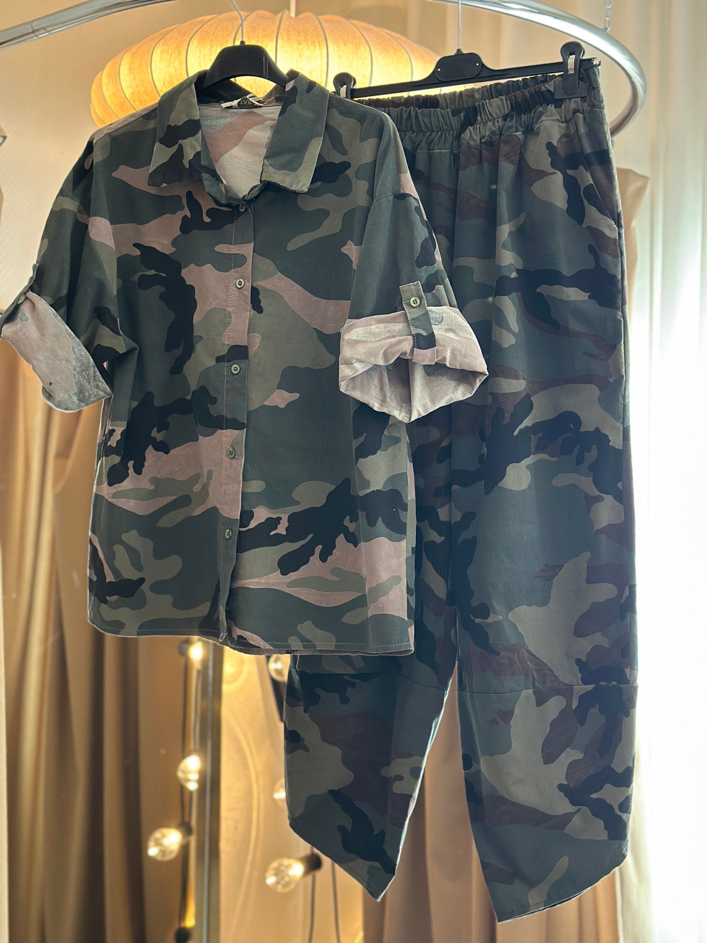 Härligt set bestående av byxor och skjorta - Camouflage