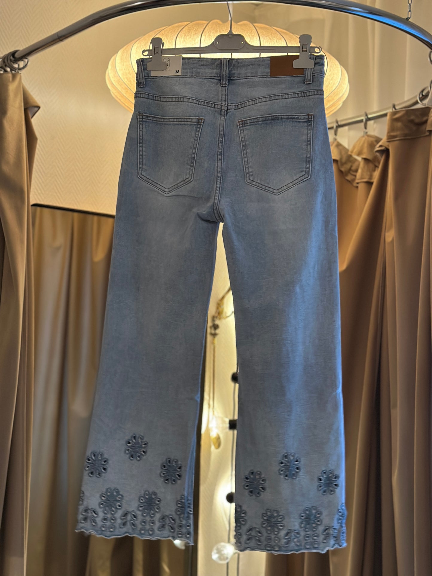 Folyrose, jeans med broderi nertill - Ljusblå denim