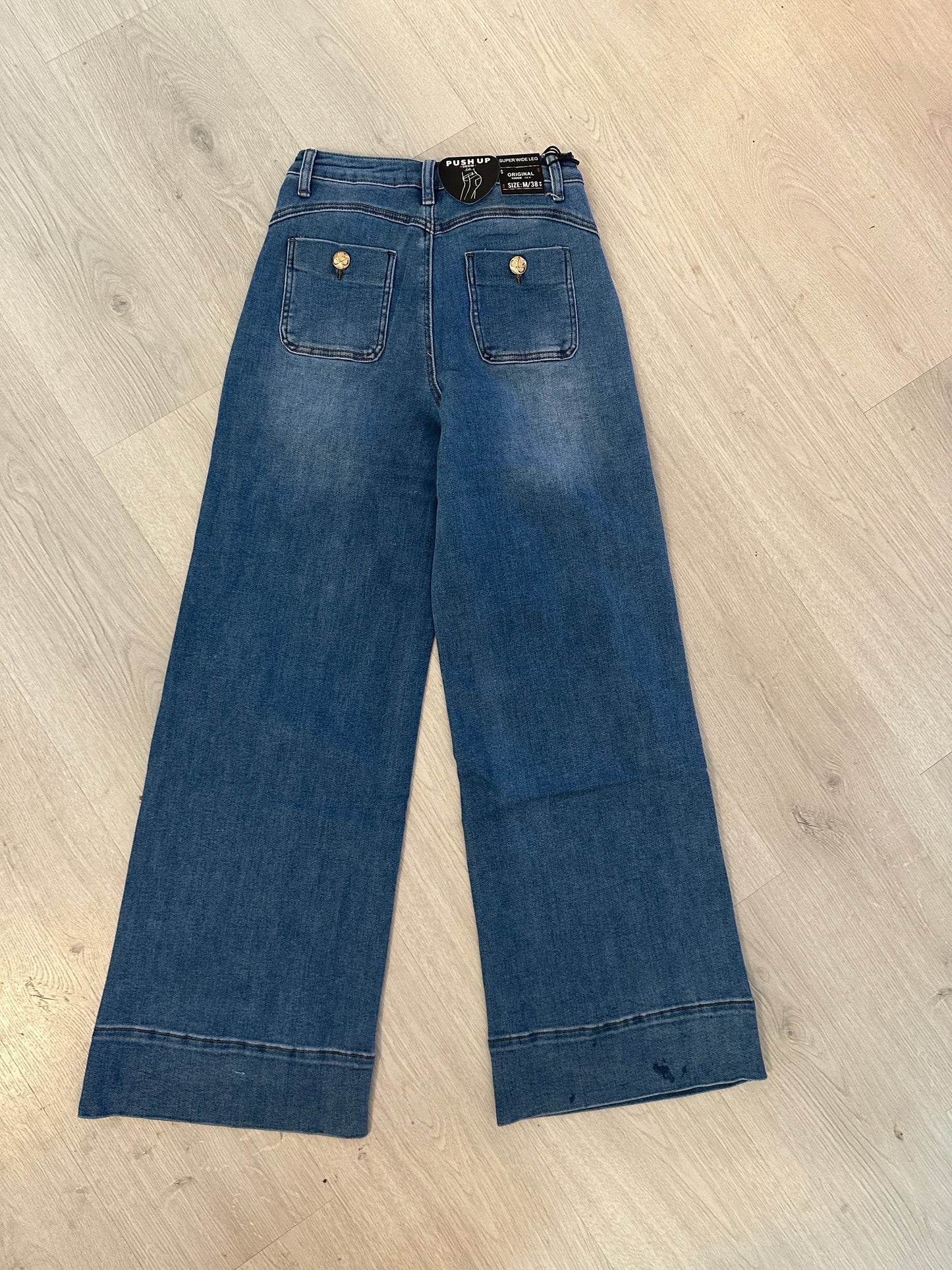 Jeans med rosettknappar, rak modell - Ljus denim