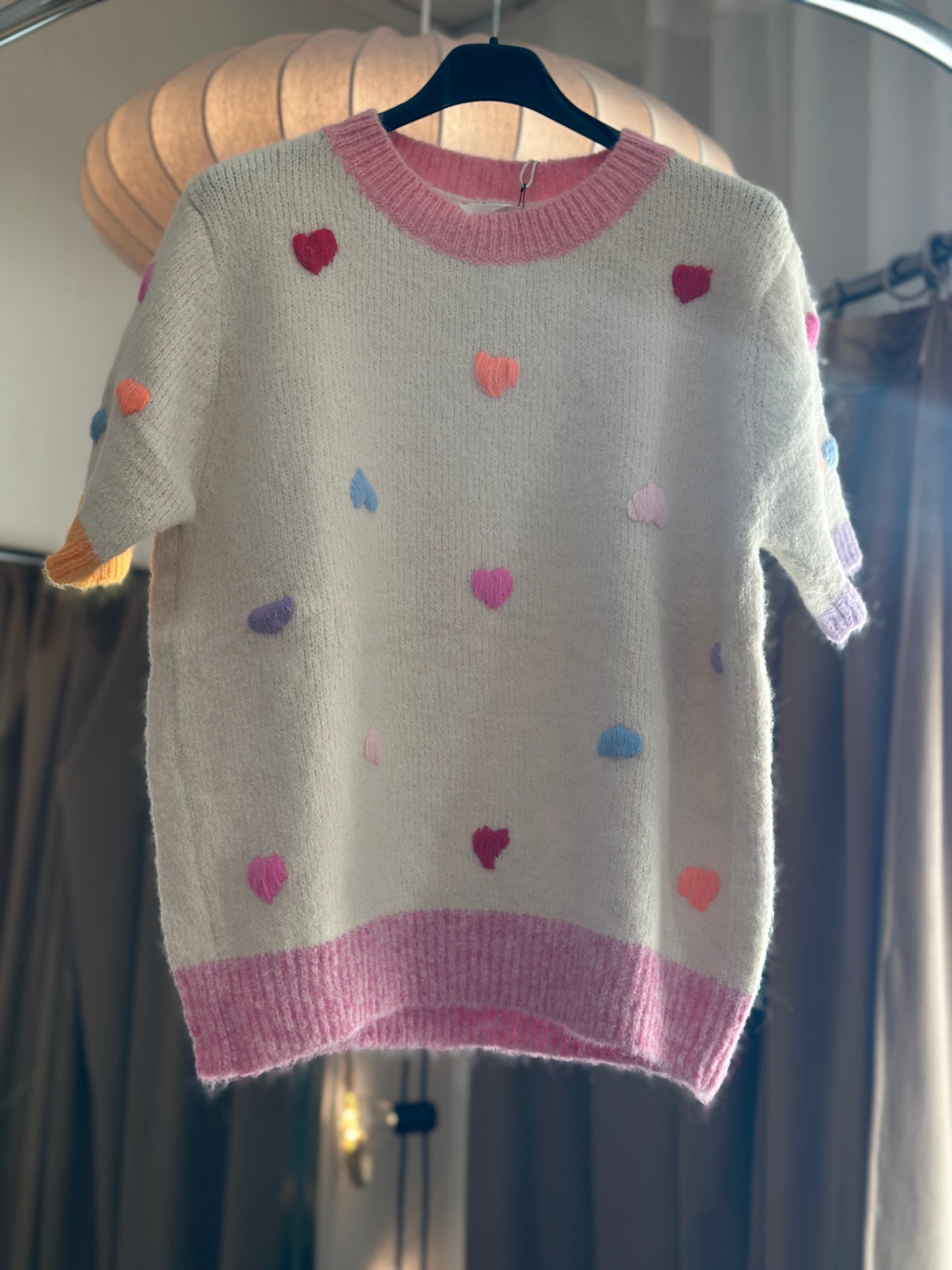 Stickad tröja ”Olivia” med hjärtan och kort ärm - Multicolour
