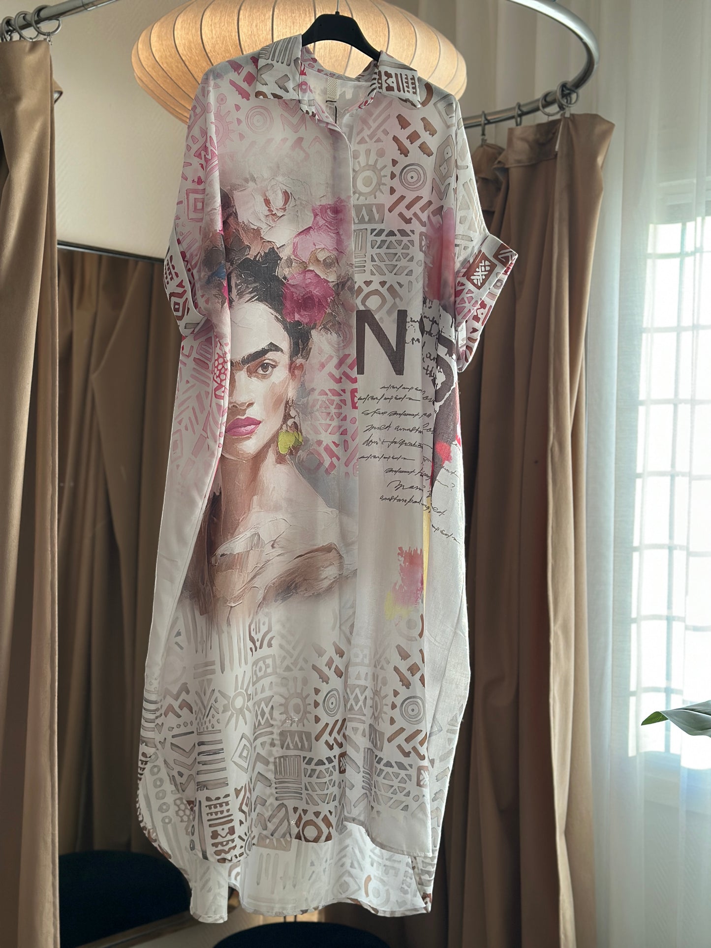 Skjortklänning ”Kahlo” i vackert mönster - Beige