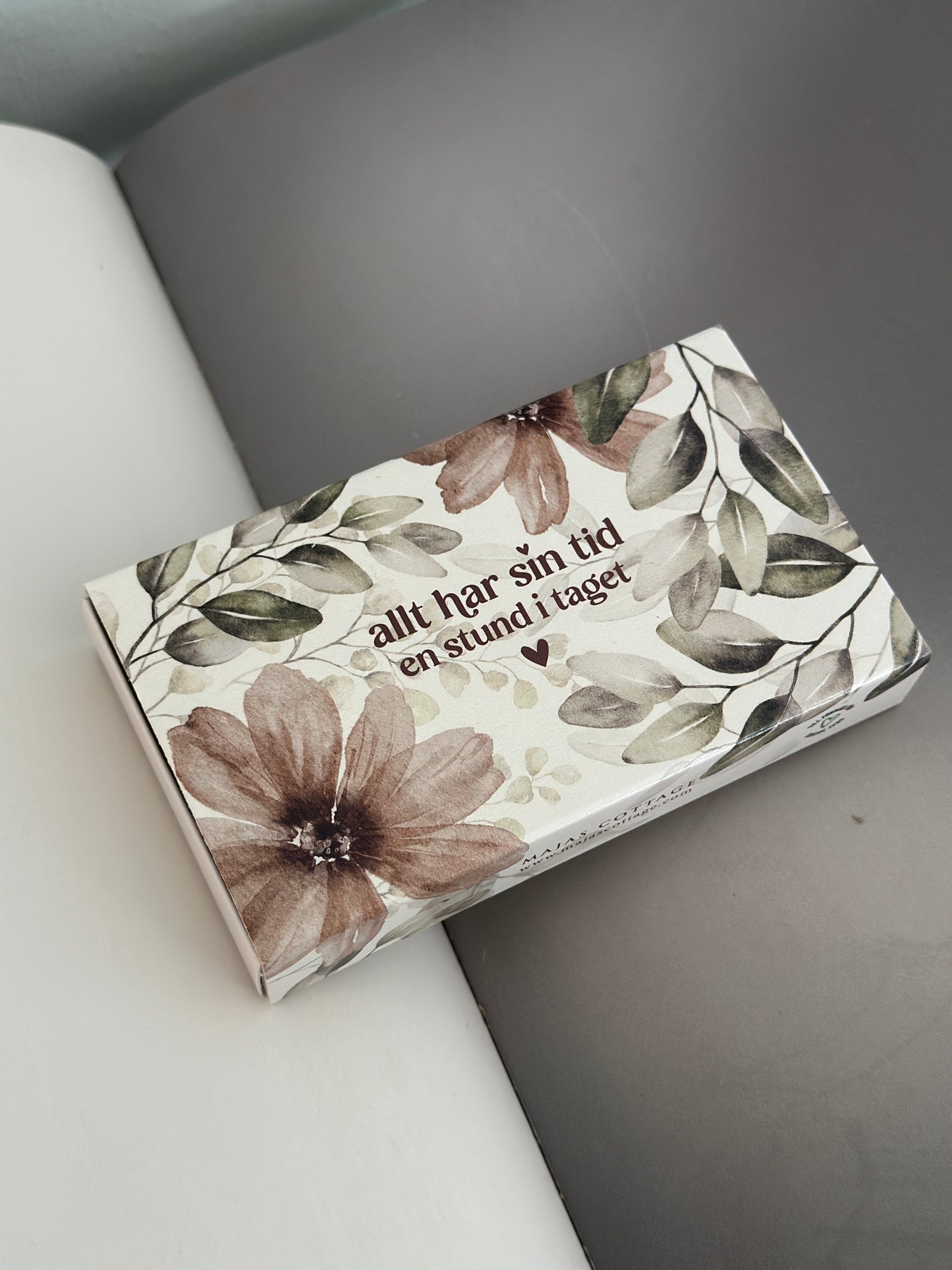 Majas Cottage, Tändsticksask ”Allt har sin tid, en stund i taget”.