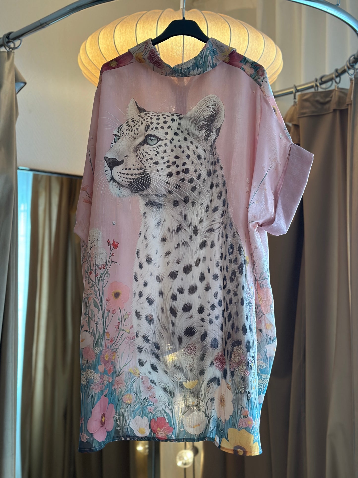 Blus ”Bettan” med blommor framtill och leopard bak på ryggen - Rosa
