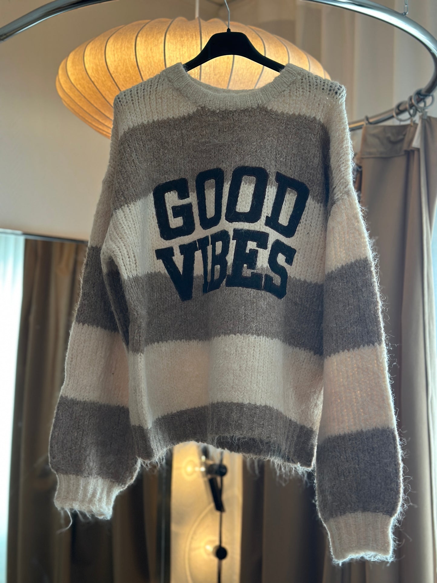 Stickad tröja ”Good Vibes” - Taupe