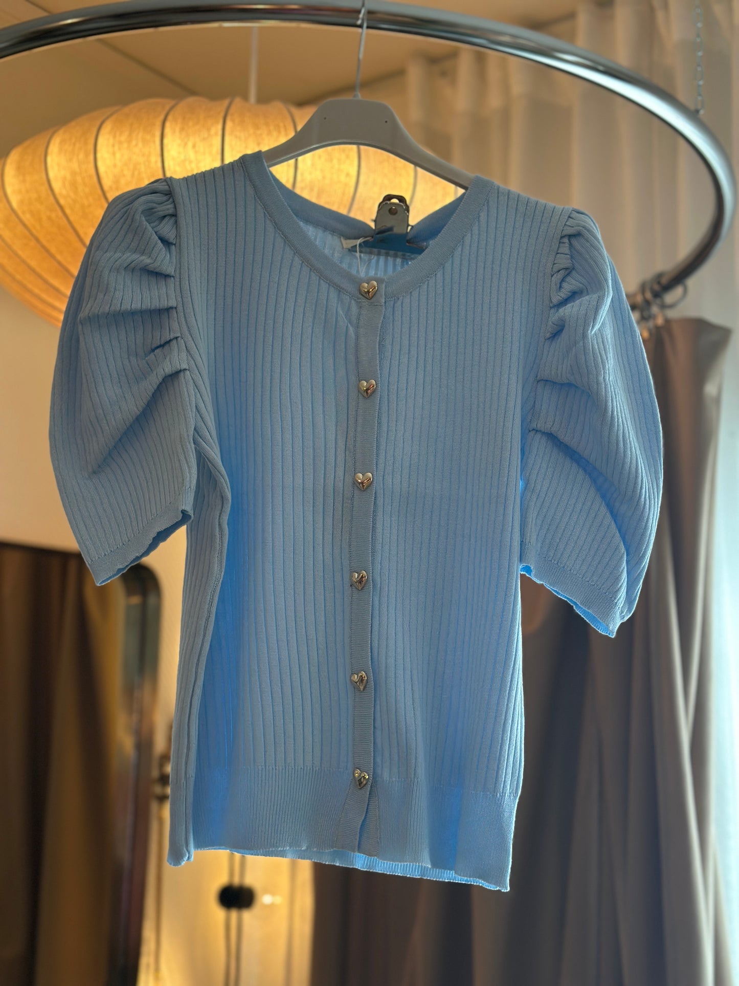 Top ”Sara” med hjärtformade knappar och puffärm - Rosa/Vit/Ljusblå