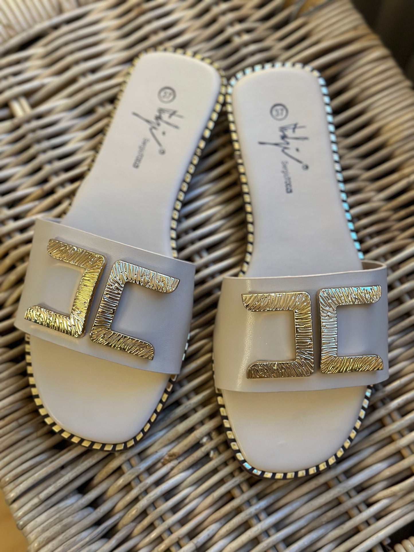 Train of Trend, Sandaler med gulddetaljer - Beige