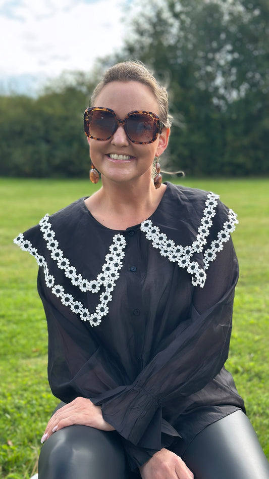 Blus ”Patricia” med stor krage med blommor på - Svart