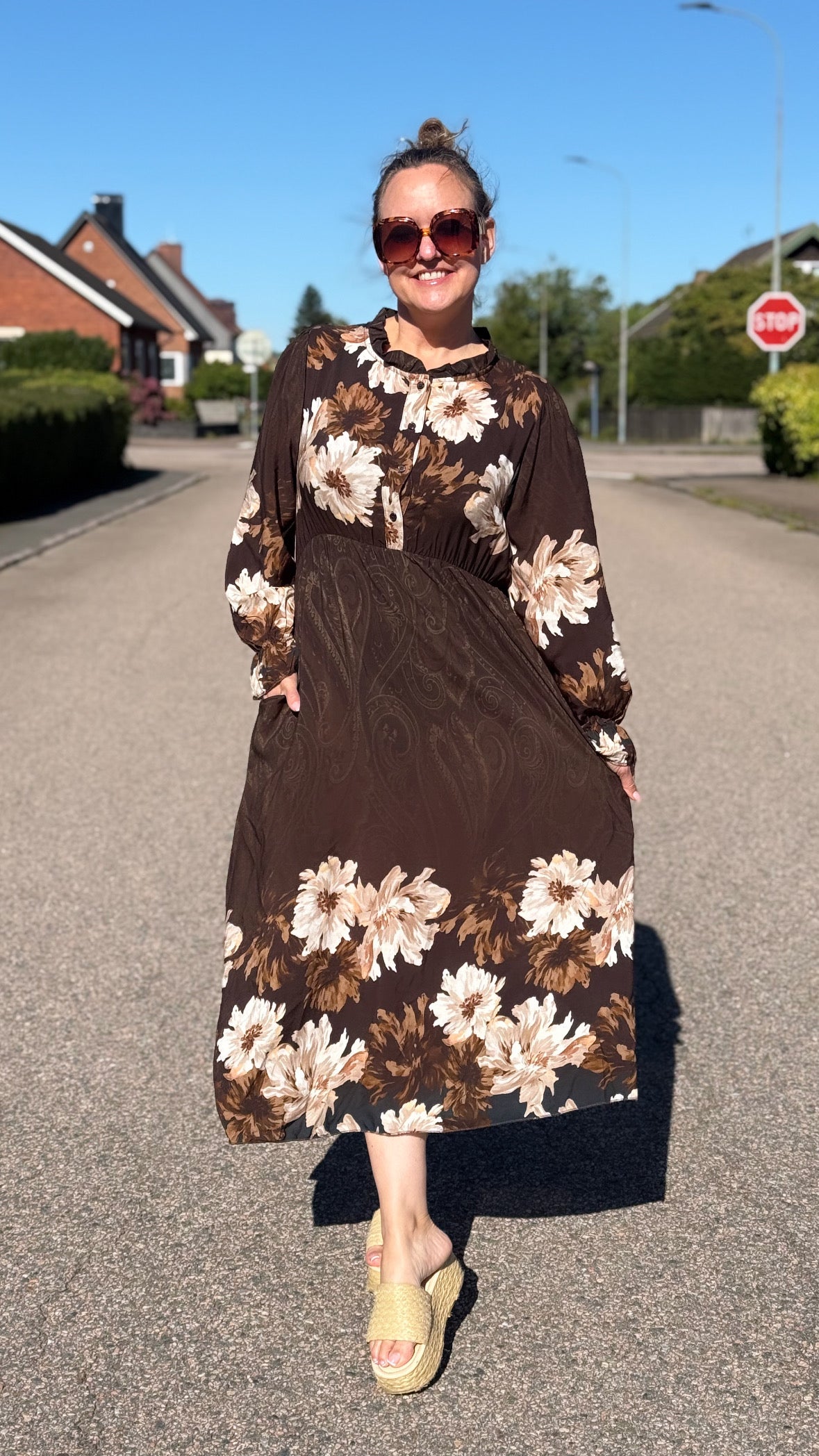 Långklänning ”Sofia” med blommor och volangärm - Brun