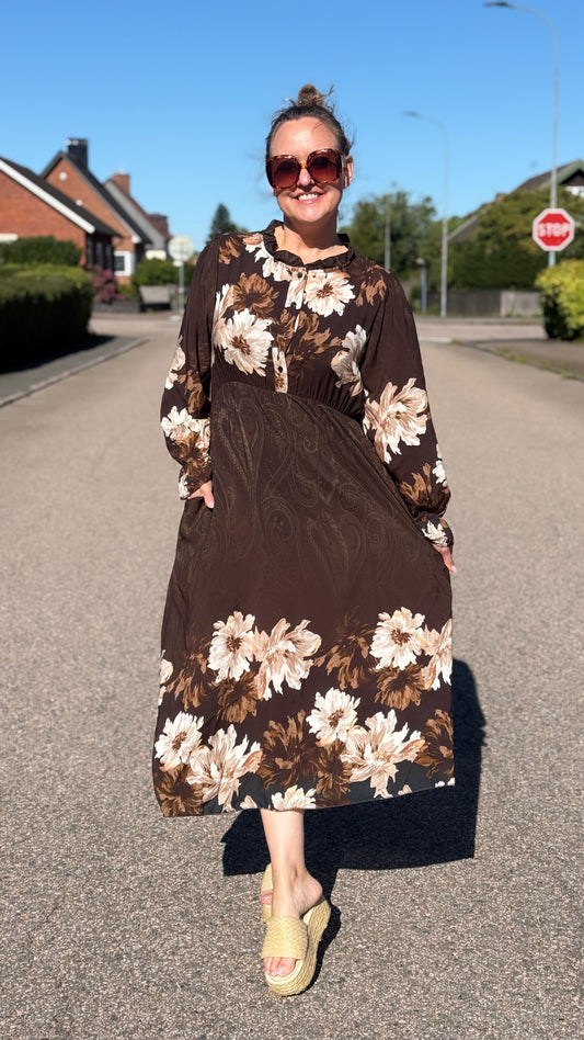 Långklänning ”Sofia” med blommor och volangärm - Brun