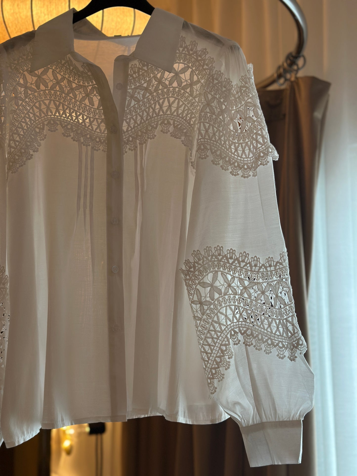 Romantisk spetsblus ”Nora” med fina detaljer - Vit