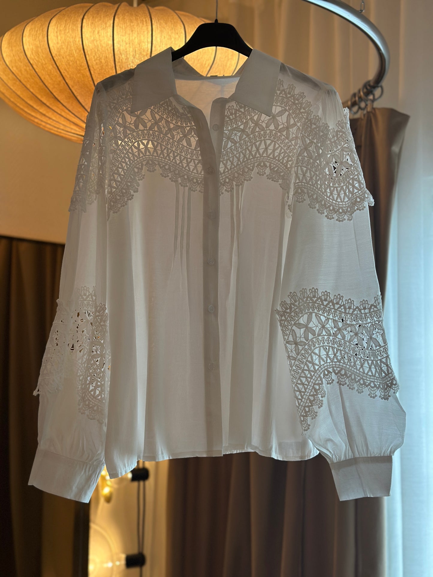 Romantisk spetsblus ”Nora” med fina detaljer - Vit