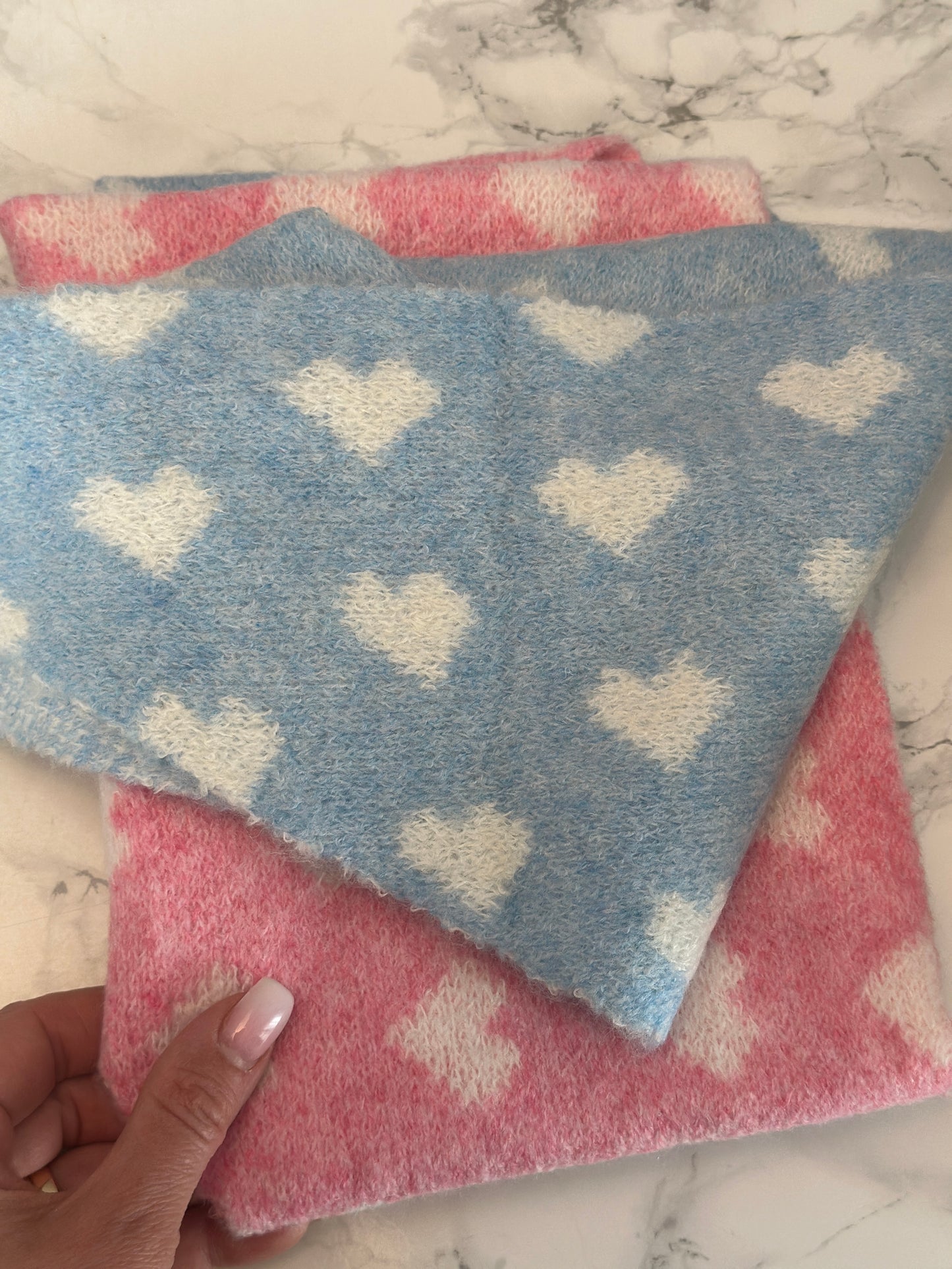 Stickad triangle scarfs med hjärtan - Ljusblå/Rosa