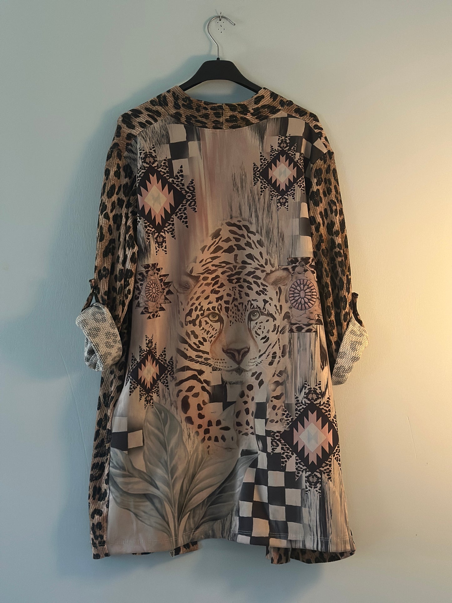 Kimono ”Sylvia” med tryck på ryggen - Leomönster