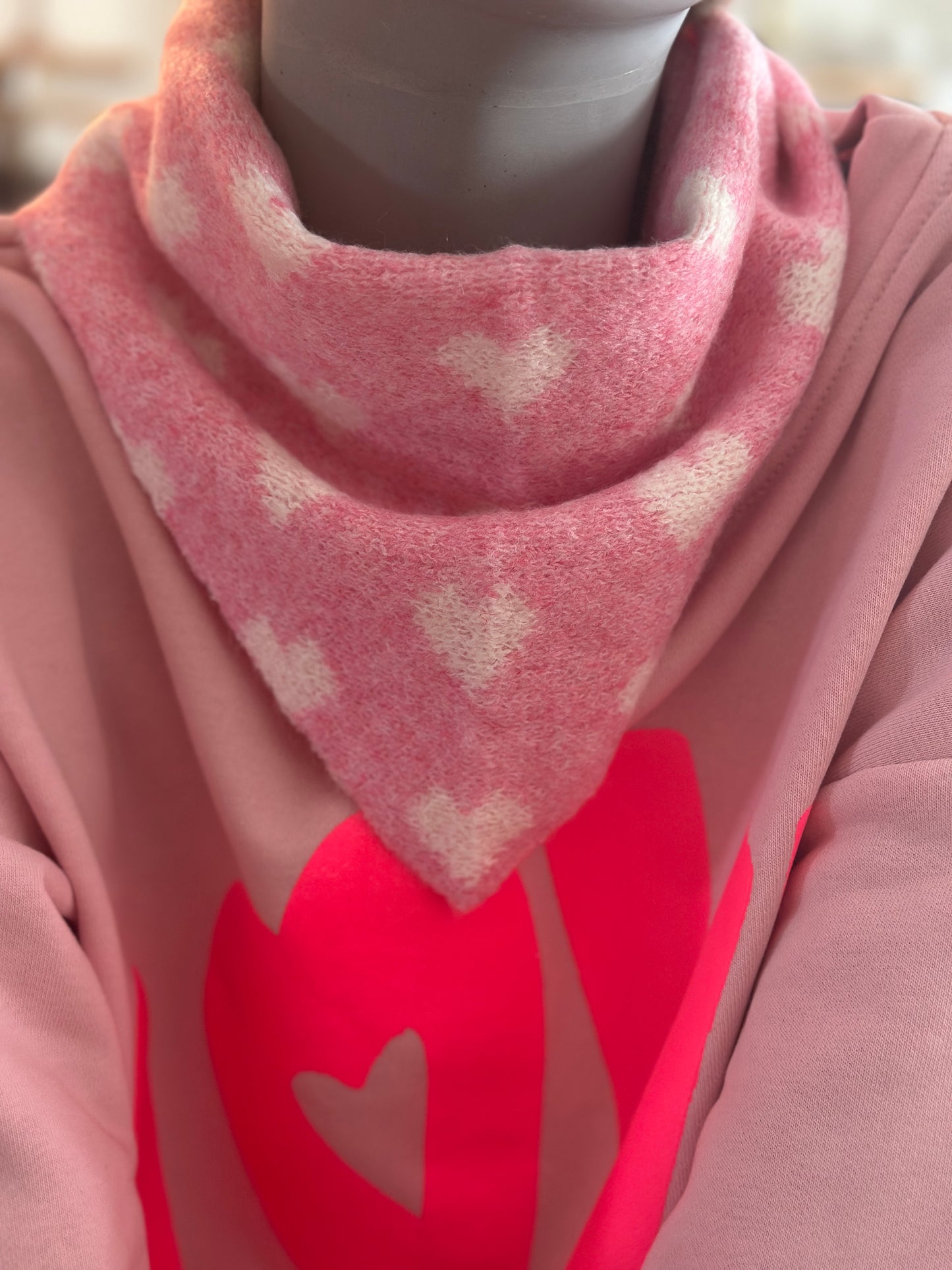 Stickad triangle scarfs med hjärtan - Ljusblå/Rosa