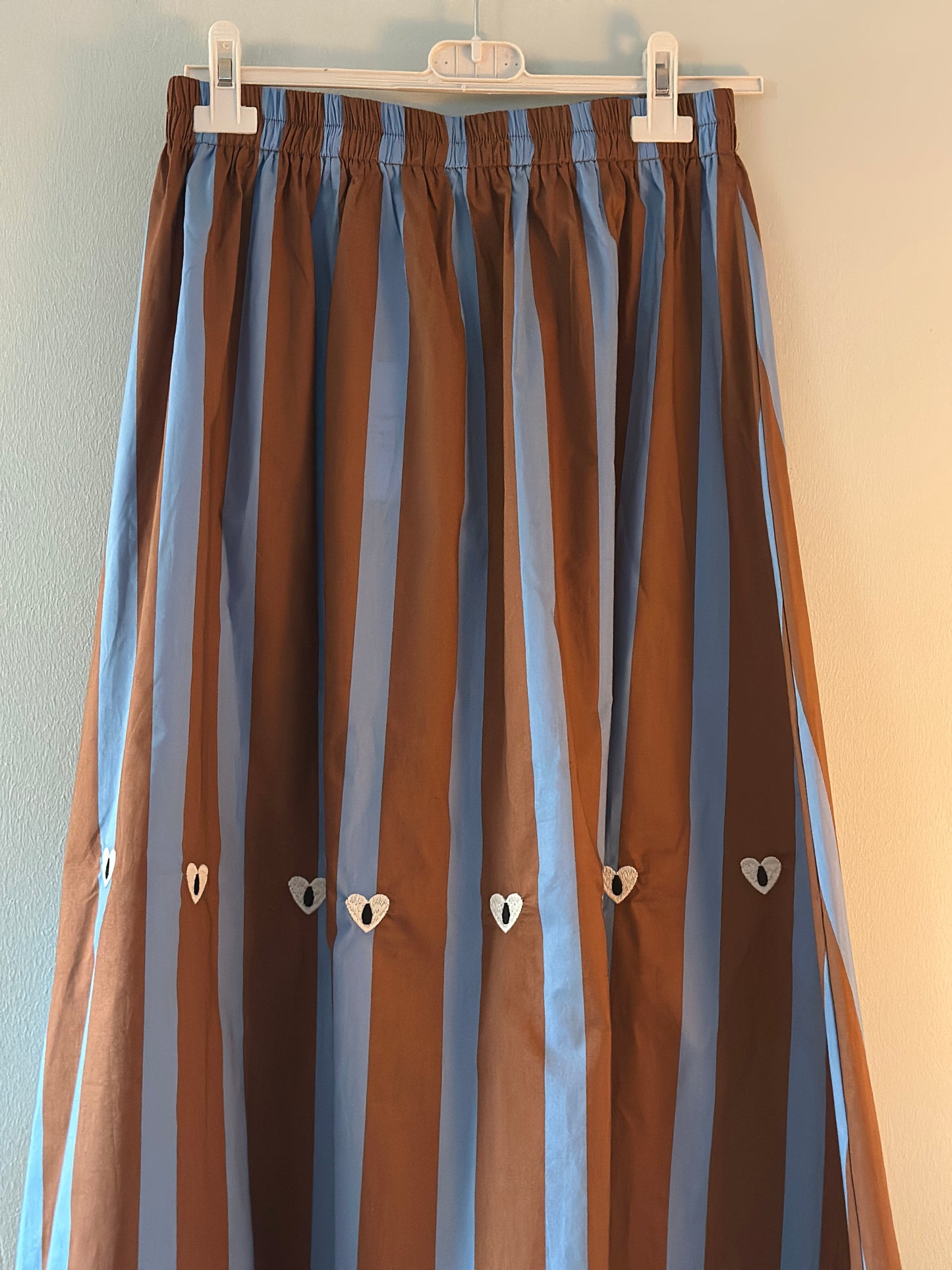 Randig kjol med broderade hjärtan - Brun-Blå