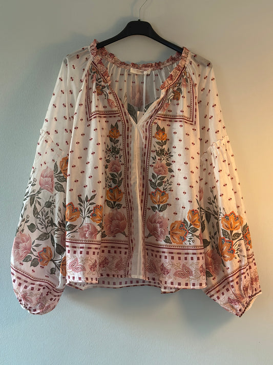 Blus ”Selma” i vackert mönster och ballongärm - Blommönster