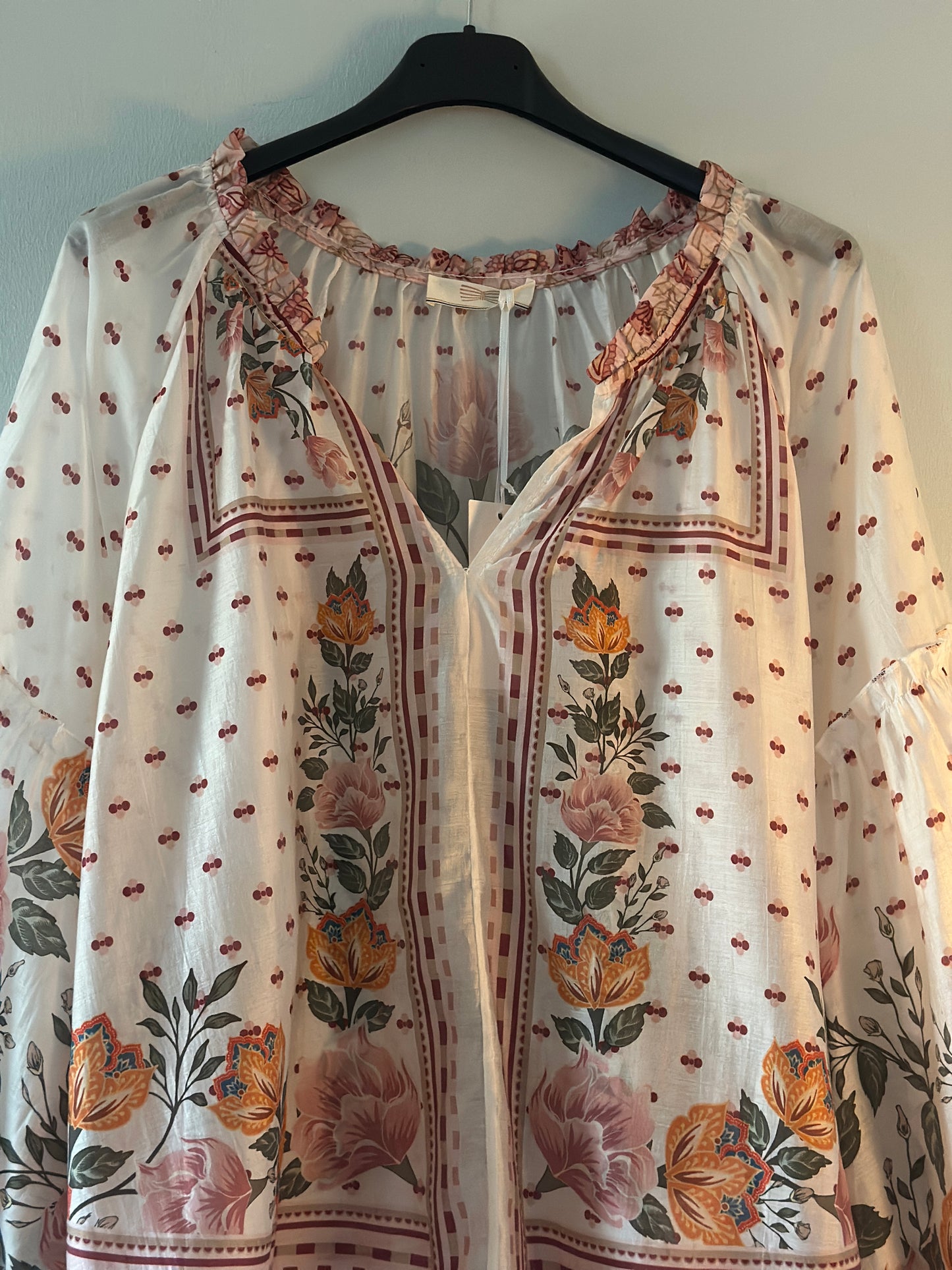 Blus ”Selma” i vackert mönster och ballongärm - Blommönster