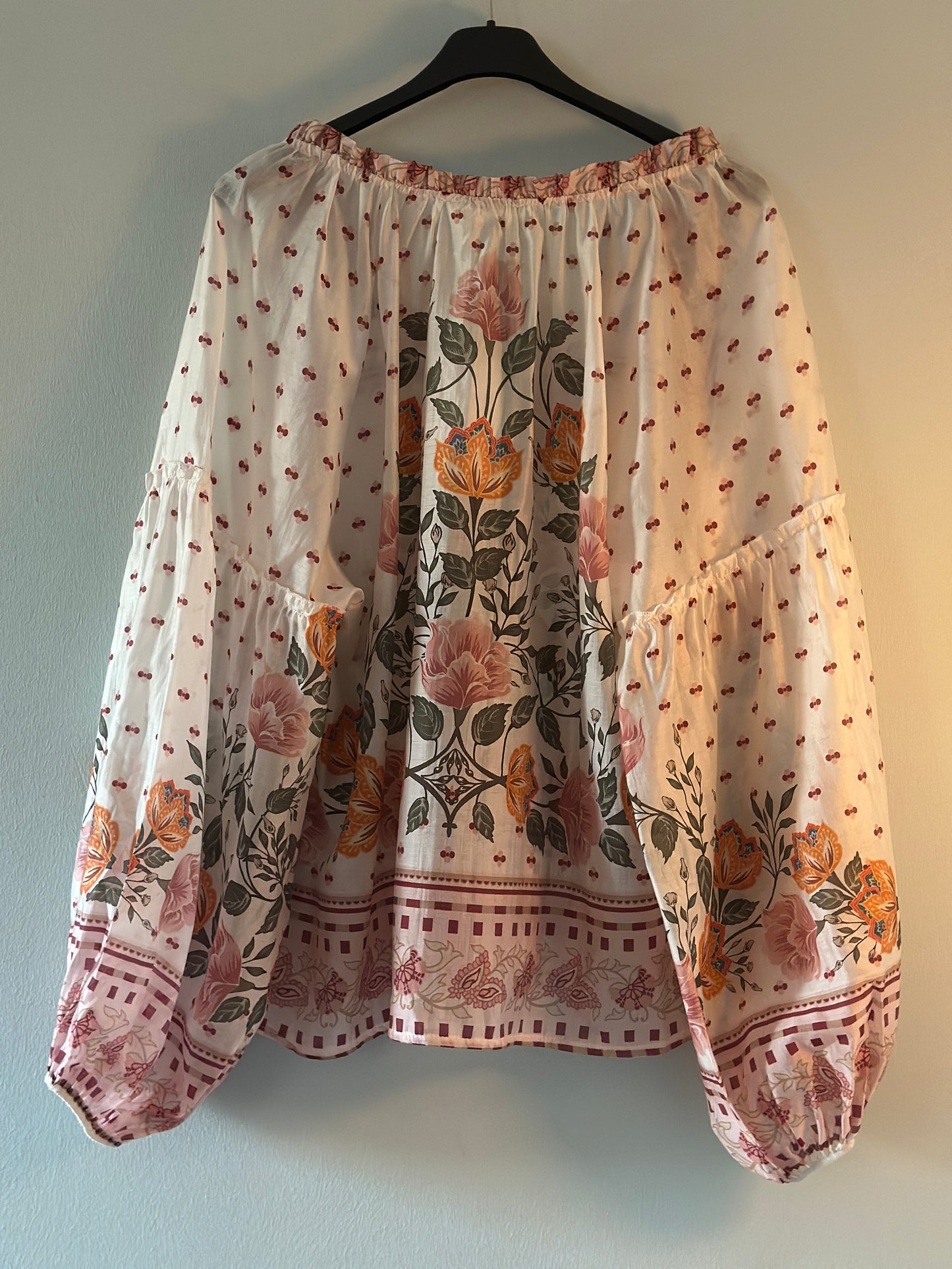 Blus ”Selma” i vackert mönster och ballongärm - Blommönster