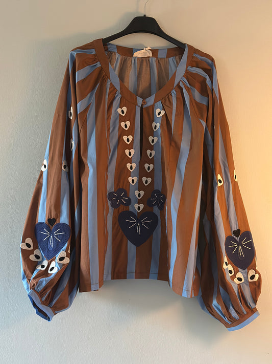 Randig blus med broderade hjärtan - Brun-Blå