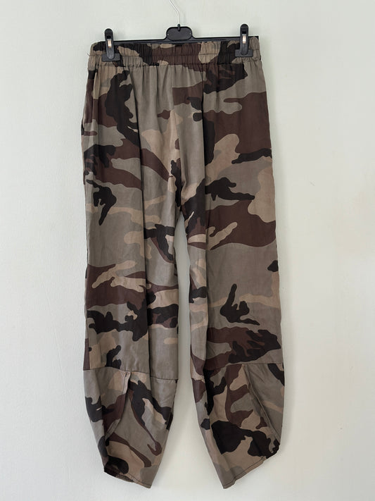 Ballongbyxor ”Malena” i Camouflage med resår i midjan - Grön-Brun