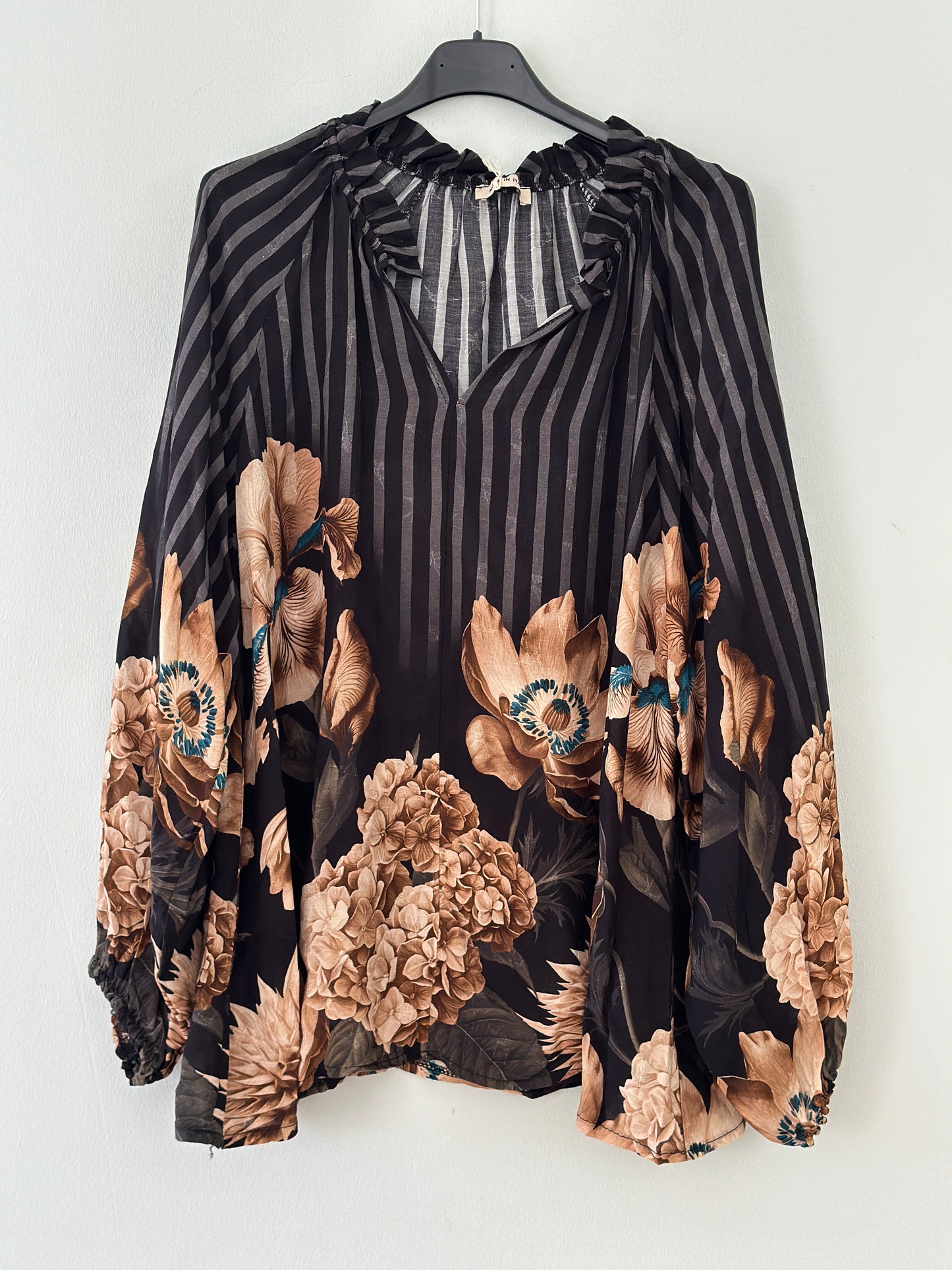 Blus ”Matilda” med volangkrage och vackert blommönster - Brun/Svart/Burgundy