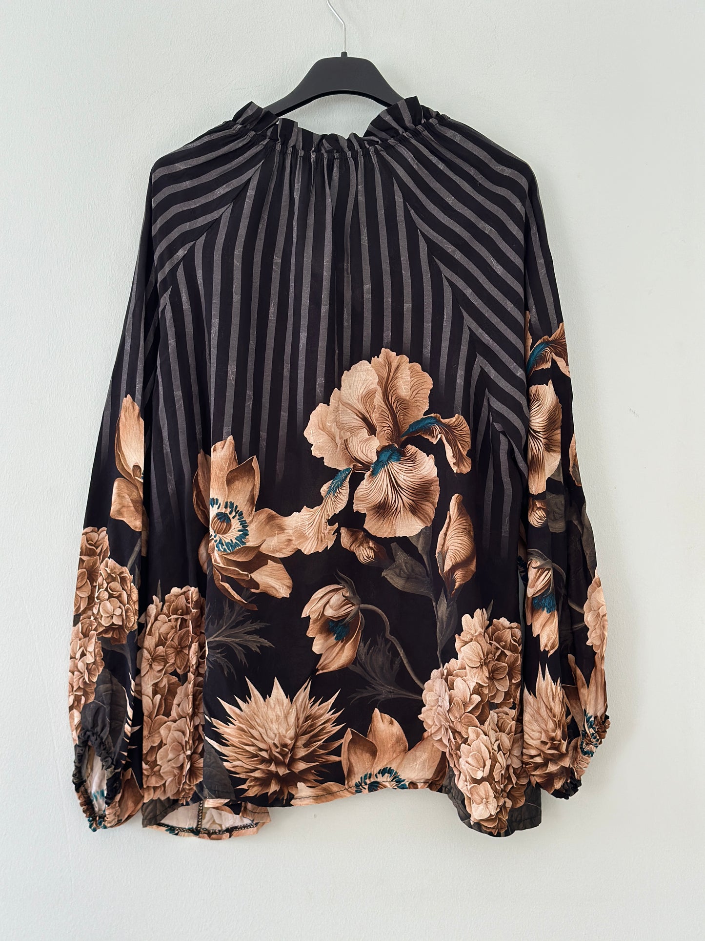 Blus ”Matilda” med volangkrage och vackert blommönster - Brun/Svart/Burgundy