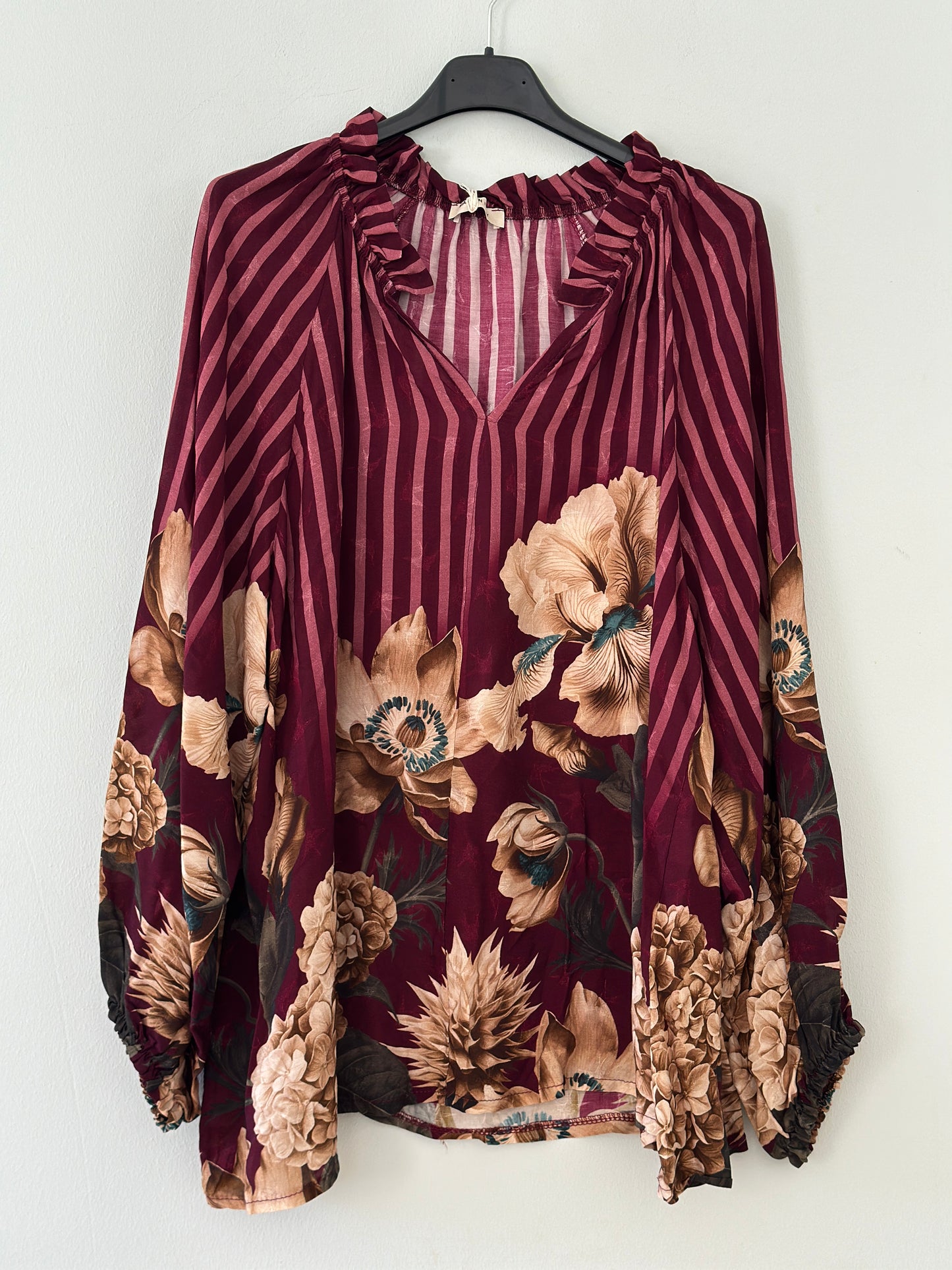 Blus ”Matilda” med volangkrage och vackert blommönster - Brun/Svart/Burgundy