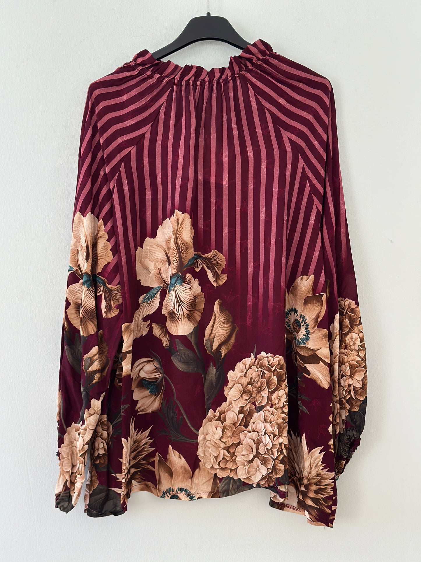 Blus ”Matilda” med volangkrage och vackert blommönster - Brun/Svart/Burgundy