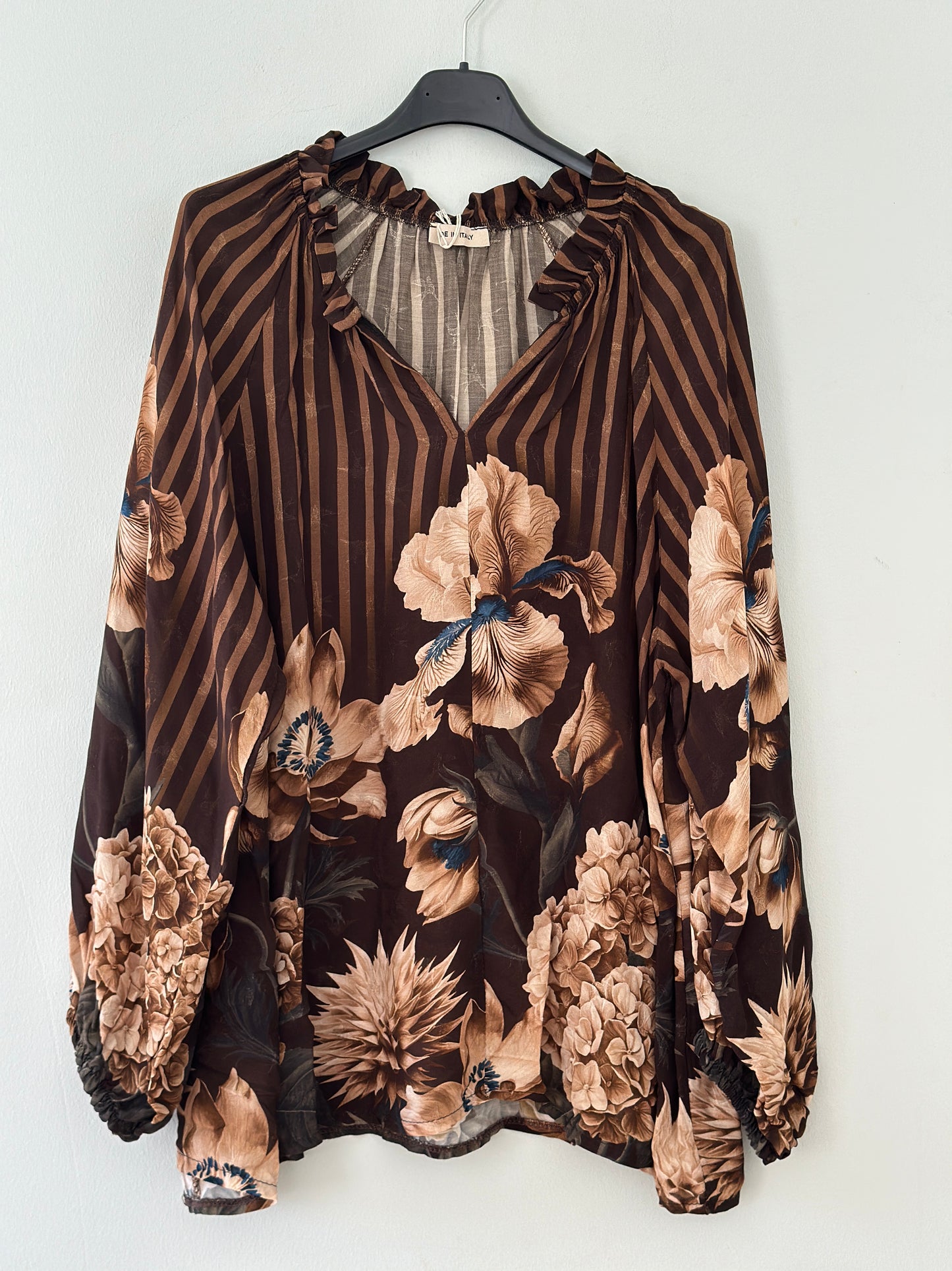 Blus ”Matilda” med volangkrage och vackert blommönster - Brun/Svart/Burgundy