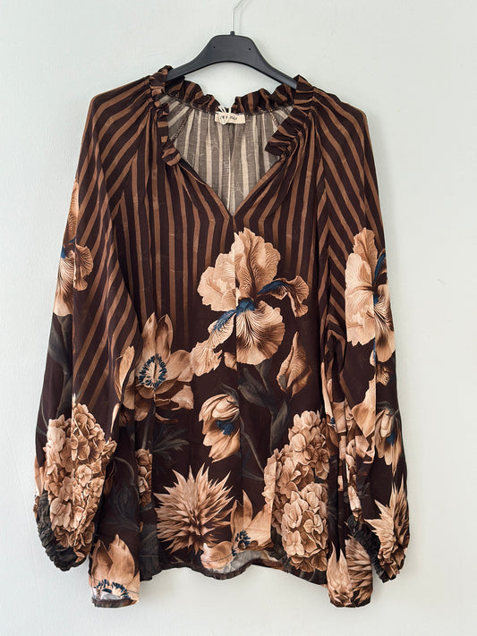 Blus ”Matilda” med volangkrage och vackert blommönster - Brun/Svart/Burgundy