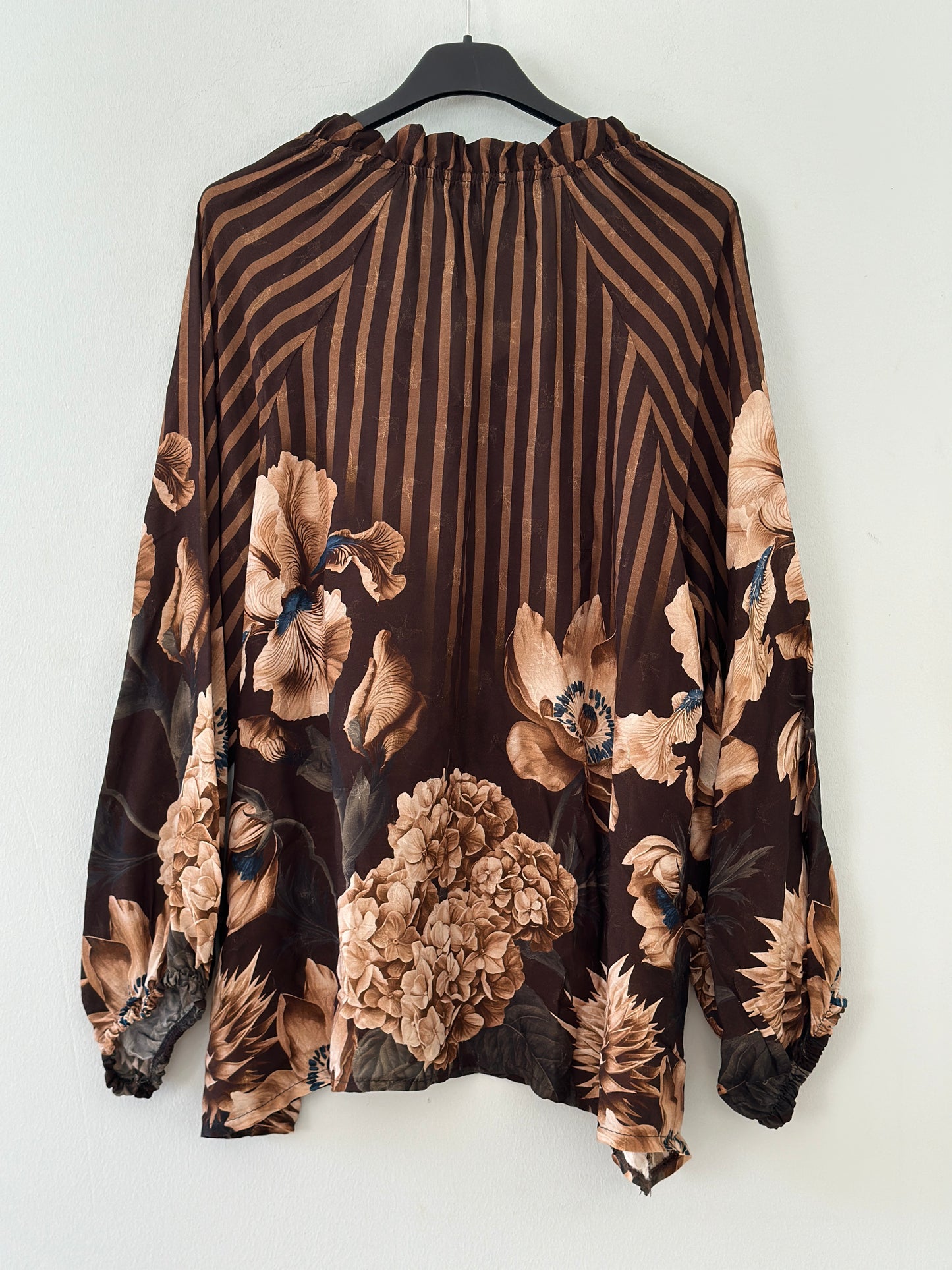 Blus ”Matilda” med volangkrage och vackert blommönster - Brun/Svart/Burgundy