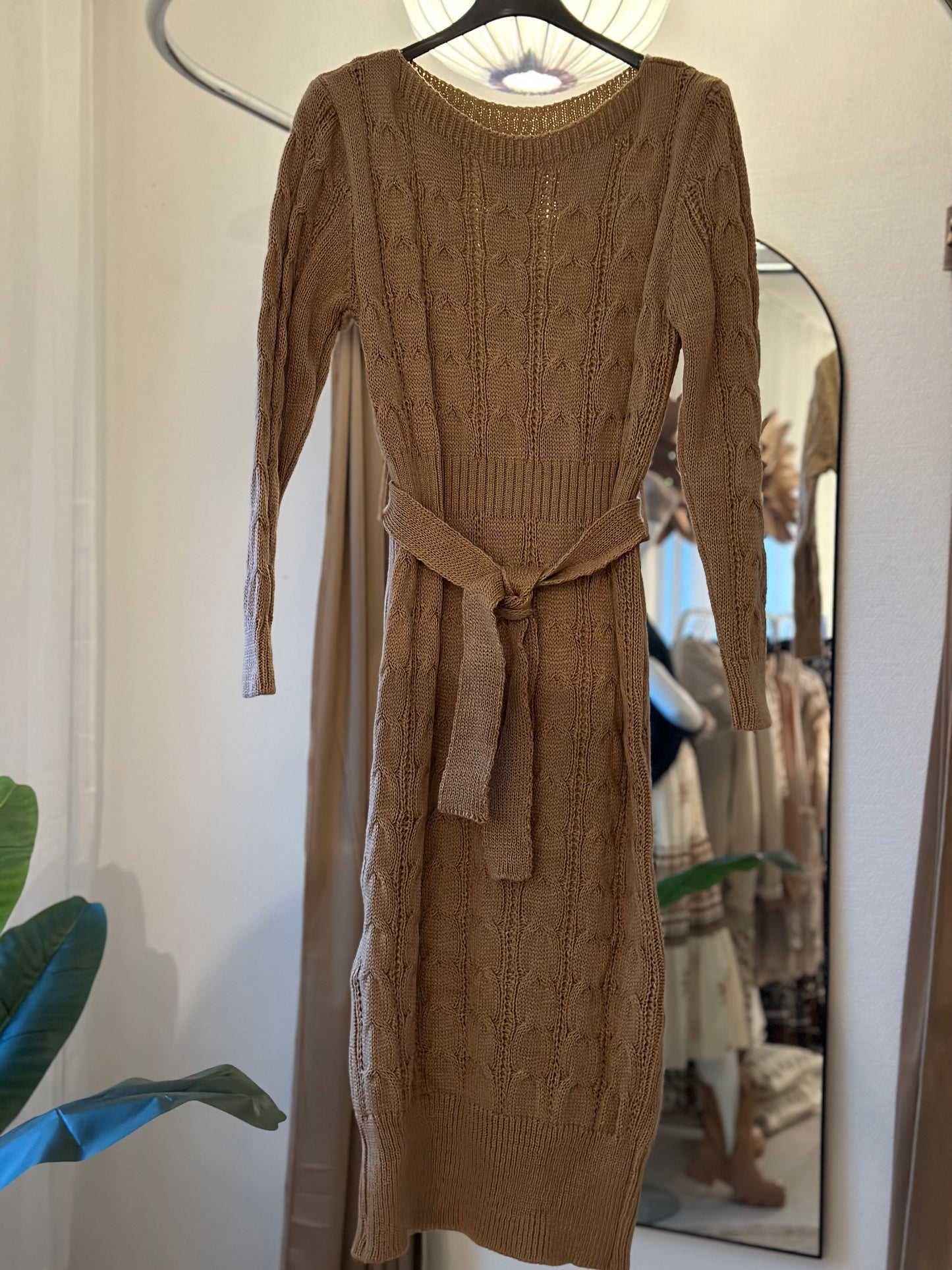 Stickad långklänning med band i midjan - Camel