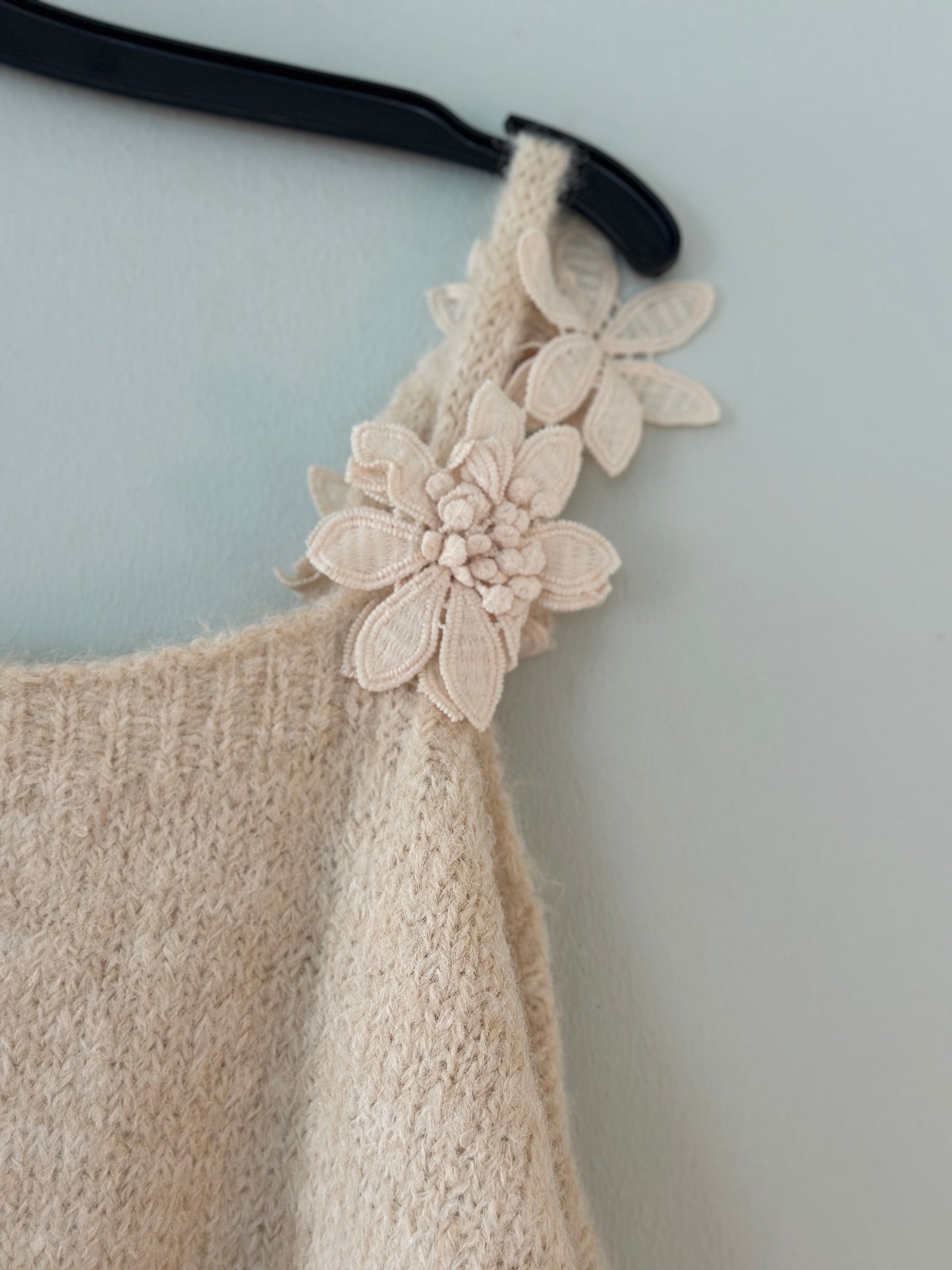 Stickad tröja ”Irene” med blommor på axelbandet - Beige