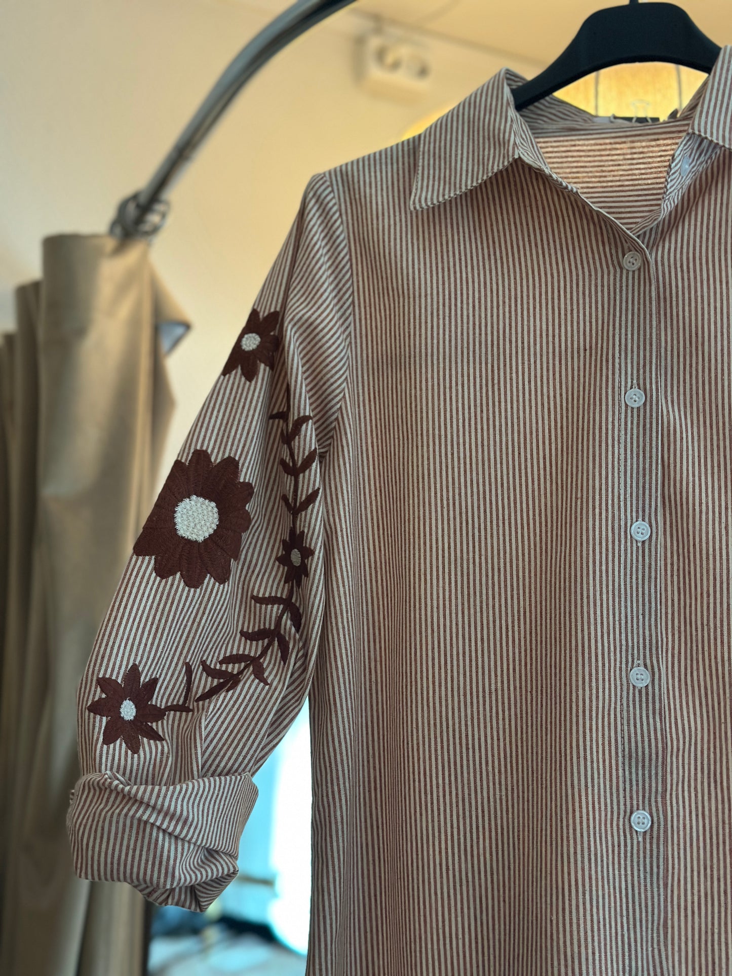 Skjorta ”Matilda” med broderi på ärmen - Brun