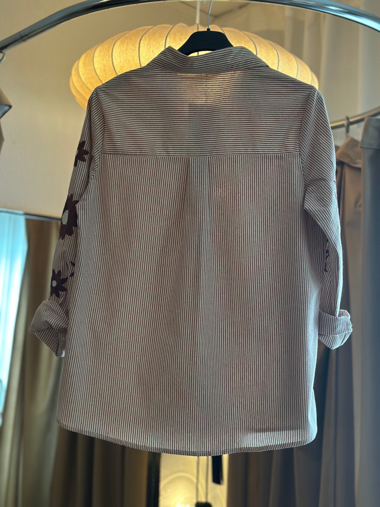 Skjorta ”Matilda” med broderi på ärmen - Brun