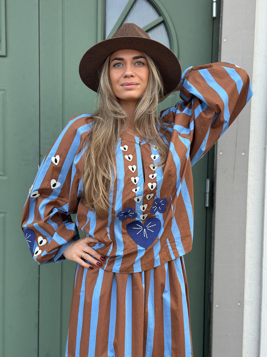 Randig blus med broderade hjärtan - Brun-Blå