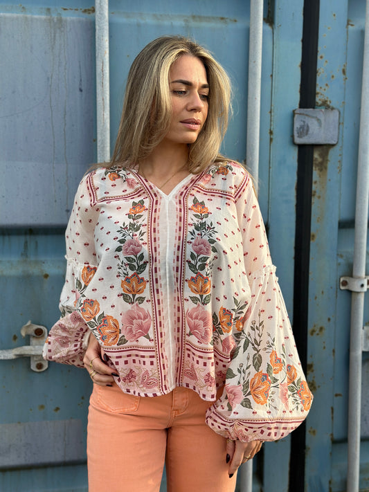 Blus ”Selma” i vackert mönster och ballongärm - Blommönster