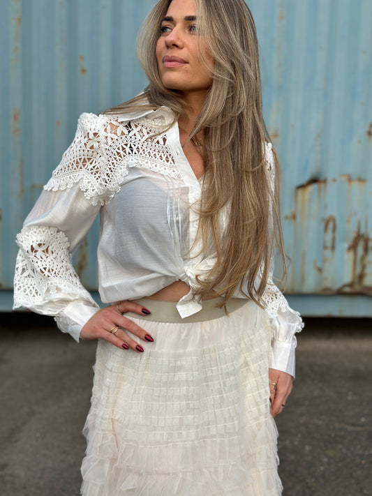 Romantisk spetsblus ”Nora” med fina detaljer - Vit