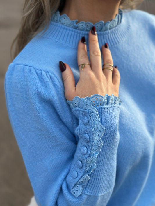 Stickad tröja med spets på kragen och i ärmslutet - Ljusblå/Svart