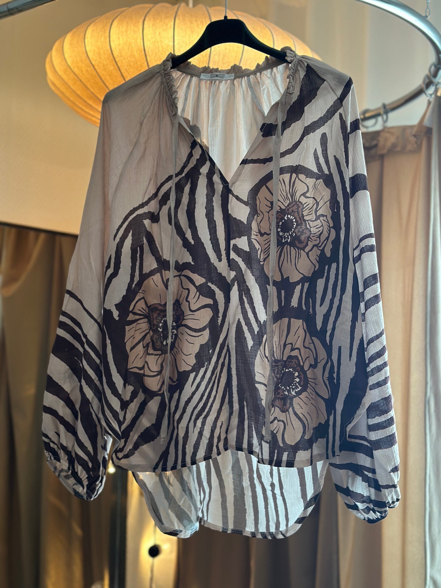 Blus ”Sandra” i vackert blommönster - Beige