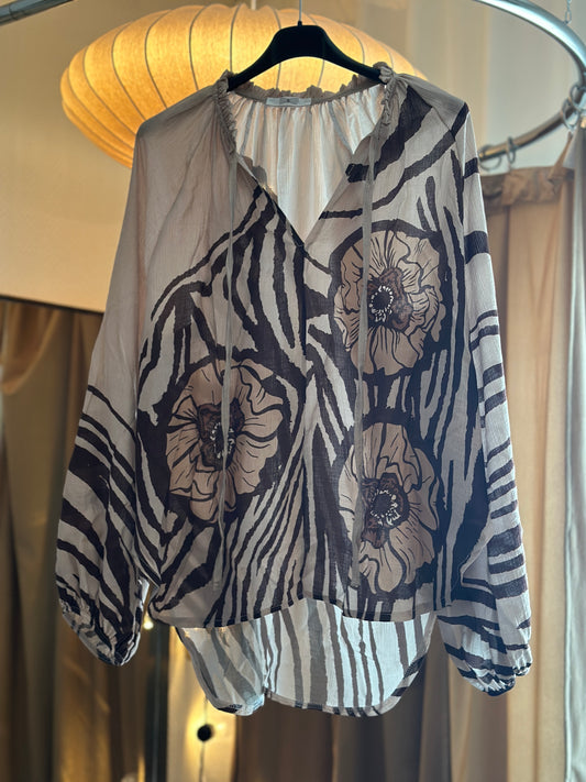 Blus ”Sandra” i vackert blommönster - Beige