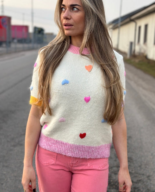 Stickad tröja ”Olivia” med hjärtan och kort ärm - Multicolour